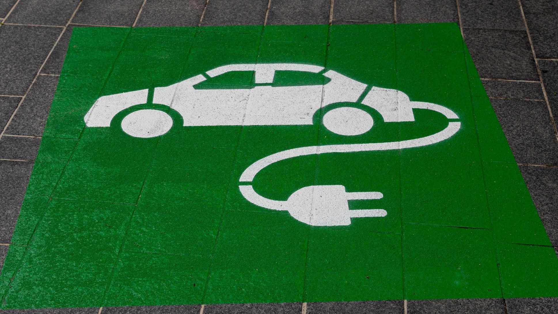 Koniec spalinowych samochodów w UE. Czy wystarczy prądu? Co z E-Paliwami?